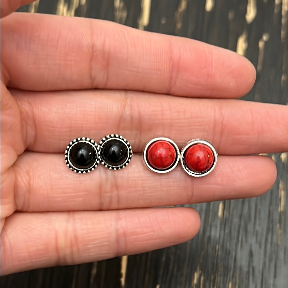 2 Pairs of Stud Earrings